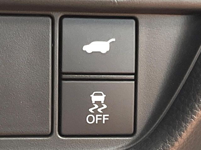 【パワーバックドア】スマートキーや運転席のボタンを押すだけでリアゲートが自動で開閉します!荷物を持っている時や、高い位置にあるバックドアを閉める際に便利な機能です♪