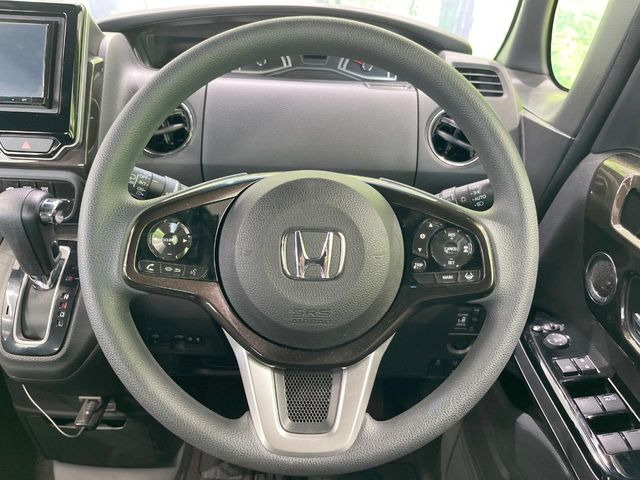 インテリアに合わせたデザインのステアリングは、運転される方のことも考え、運転しやすい形状、大きさです。是非一度、実際に触ってお確かめください。