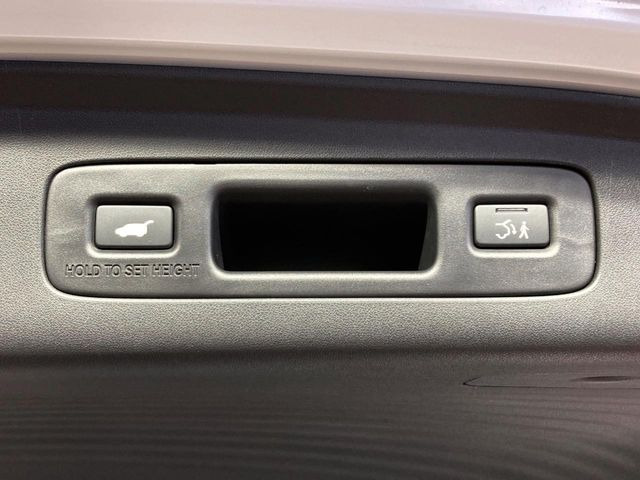 【パワーバックドア】スマートキーや運転席のボタンを押すだけでリアゲートが自動で開閉します!荷物を持っている時や、高い位置にあるバックドアを閉める際に便利な機能です♪