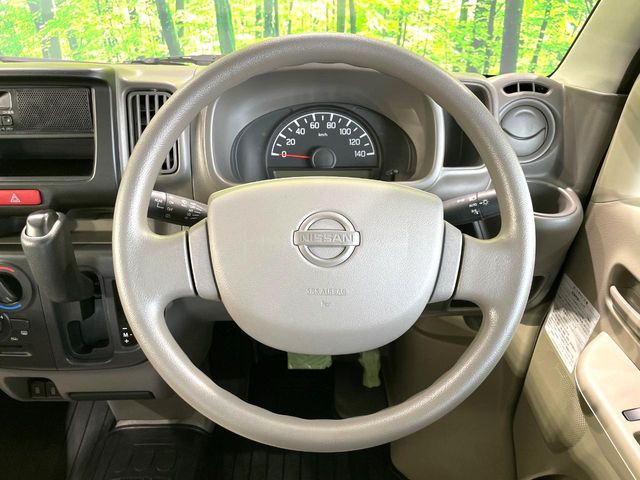 �C���e���A�ɍ��킹���f�U�C���̃X�e�A�����O�́A�^�]�������̂��Ƃ��l���A�^�]���₷���`��A�傫���ł��B�����x�A���ۂɐG���Ă��m���߂��������B