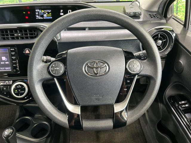 �C���e���A�ɍ��킹���f�U�C���̃X�e�A�����O�́A�^�]�������̂��Ƃ��l���A�^�]���₷���`��A�傫���ł��B�����x�A���ۂɐG���Ă��m���߂��������B