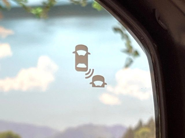 【ブラインドスポットインフォメーション】走行中、ドアミラーの死角になりやすい箇所に後続車が接近するとサイドミラー付近に警告を表示、ドライバーに注意喚起をしてくれます。