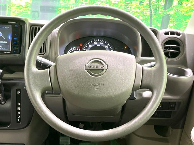 �C���e���A�ɍ��킹���f�U�C���̃X�e�A�����O�́A�^�]�������̂��Ƃ��l���A�^�]���₷���`��A�傫���ł��B�����x�A���ۂɐG���Ă��m���߂��������B