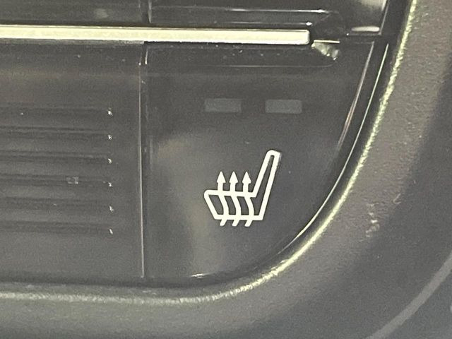 【シートヒーター】寒い日に重宝するシートヒーター!エアコンより早く温まってくれるので寒がりの人も安心ですね♪エアコンの温風は乾燥するから苦手、という方にもをおすすめです。