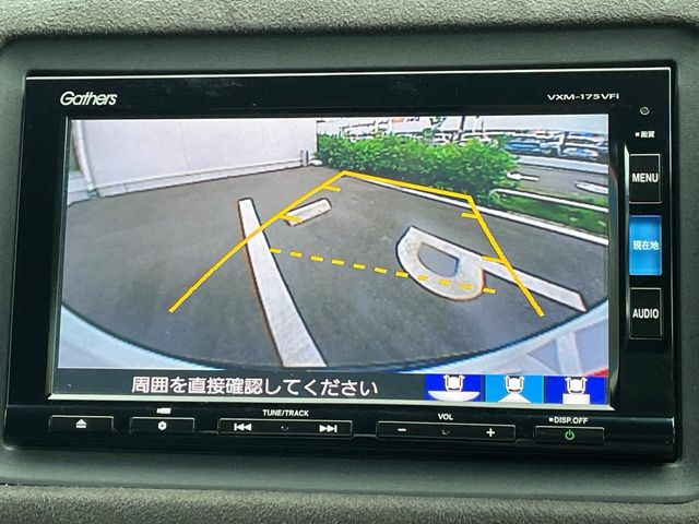 【バックカメラ】駐車時に後方がリアルタイム映像で確認できます。大型商業施設や立体駐車場での駐車時や、夜間のバック時に大活躍!運転スキルに関わらず、今や必須となった装備のひとつです!