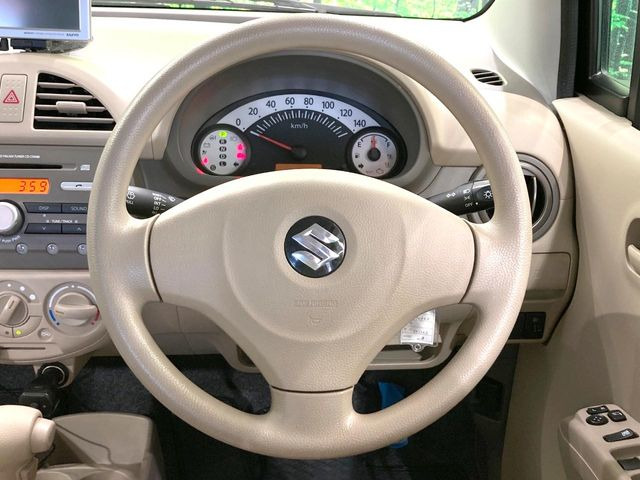 �C���e���A�ɍ��킹���f�U�C���̃X�e�A�����O�́A�^�]�������̂��Ƃ��l���A�^�]���₷���`��A�傫���ł��B�����x�A���ۂɐG���Ă��m���߂��������B