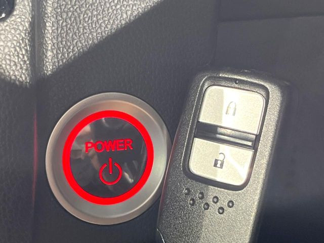�yHonda�X�}�[�g�L�[�z�J�o����|�P�b�g�ɓ��ꂽ�܂܂ł��h�A�̎{���E�������\�ȃX�}�[�g�L�[�𑕔��B�G���W���̃I���E�I�t�����J�M�����o���K�v����������Ƃ��Ă��֗��ł���