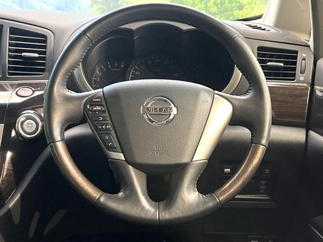 �C���e���A�ɍ��킹���f�U�C���̃X�e�A�����O�́A�^�]�������̂��Ƃ��l���A�^�]���₷���`��A�傫���ł��B�����x�A���ۂɐG���Ă��m���߂��������B