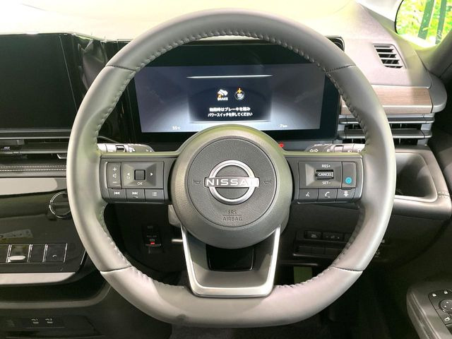 �C���e���A�ɍ��킹���f�U�C���̃X�e�A�����O�́A�^�]�������̂��Ƃ��l���A�^�]���₷���`��A�傫���ł��B�����x�A���ۂɐG���Ă��m���߂��������B