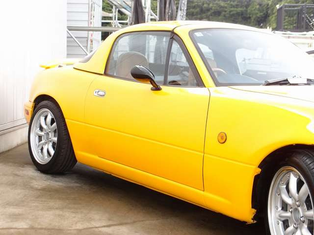 人気のロードスターカスタム車両の入庫!Vスペシャルをベースにサンバーストイエロー外装色に塗装を施し、ソフトトップは張替え済!ハードップ、RG車高調、ワタナベ15AWなど多数の高額パーツを装備