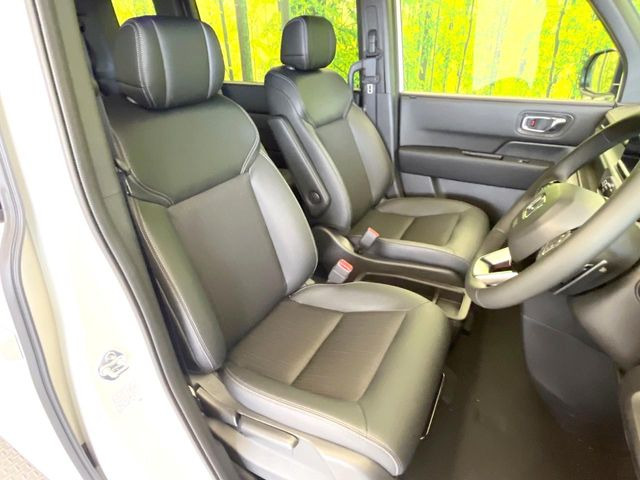 運転席シート廻りは使用感も少なく、良好な状態となっています。前オーナー様が丁寧に使っていたことがよくわかりますね。