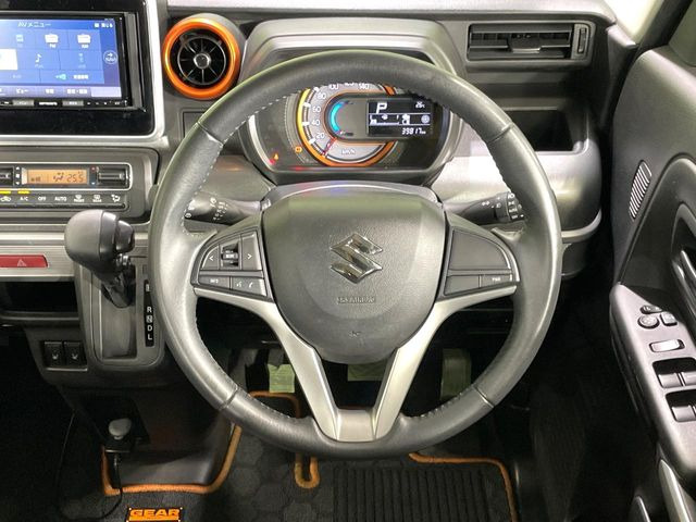 �C���e���A�ɍ��킹���f�U�C���̃X�e�A�����O�́A�^�]�������̂��Ƃ��l���A�^�]���₷���`��A�傫���ł��B�����x�A���ۂɐG���Ă��m���߂��������B