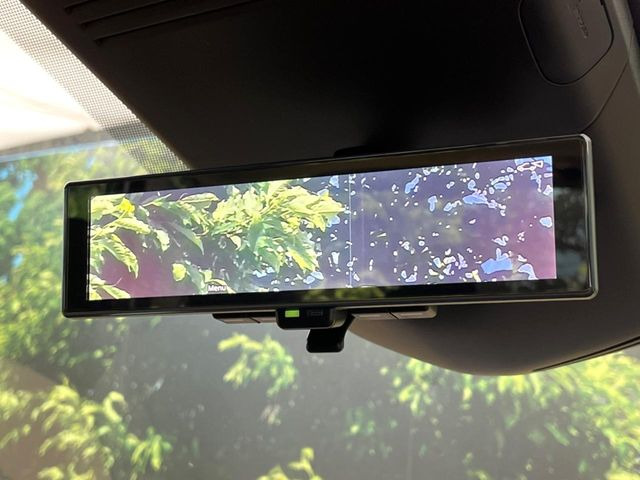 【インテリジェントルームミラー】後席の大きな荷物や同乗者で後方が確認しづらい時でも安心!カメラが撮影した車両後方の映像をルームミラー内に表示。クリアな視界で状況の確認が可能です!