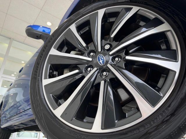 �y����18�C���`�A���~�z�C�[���z�O�ςɃ}�b�`���������A���~�z�C�[���𑕒����Ă���܂��B�e��ЊO�A���~�z�C�[����A�X�^�b�h���X�^�C�����戵�����Ă���܂��B���񂲑��k����������