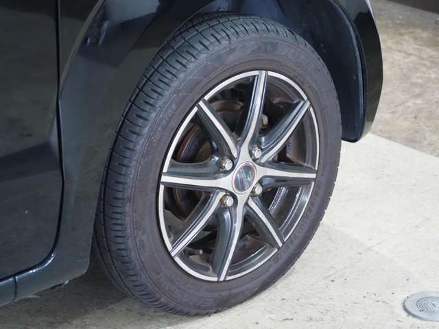 タイヤのホイールの細かいところまでキレイいにしてからお渡しします!