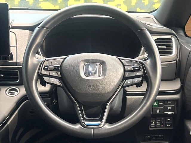 �C���e���A�ɍ��킹���f�U�C���̃X�e�A�����O�́A�^�]�������̂��Ƃ��l���A�^�]���₷���`��A�傫���ł��B�����x�A���ۂɐG���Ă��m���߂��������B