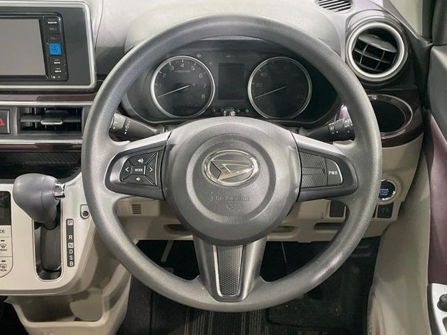 �C���e���A�ɍ��킹���f�U�C���̃X�e�A�����O�́A�^�]�������̂��Ƃ��l���A�^�]���₷���`��A�傫���ł��B�����x�A���ۂɐG���Ă��m���߂��������B