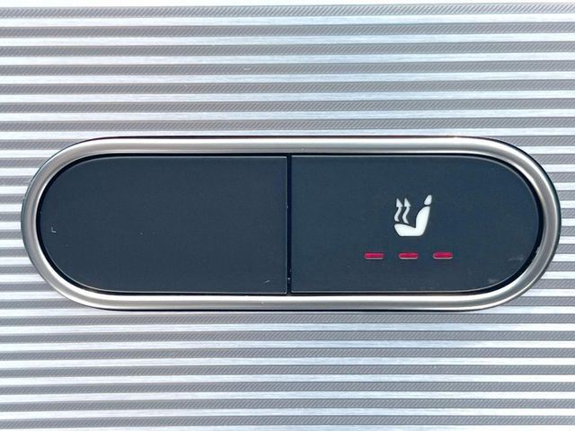 ●フロントシートヒーティング:運転席・助手席共に三段階で調節が可能なシートヒーターを装備しております。季節を問わず快適にご使用いただけます。