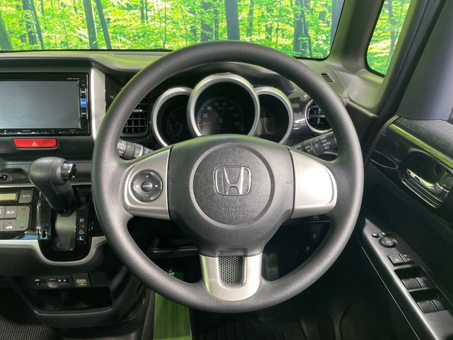 �C���e���A�ɍ��킹���f�U�C���̃X�e�A�����O�́A�^�]�������̂��Ƃ��l���A�^�]���₷���`��A�傫���ł��B�����x�A���ۂɐG���Ă��m���߂��������B