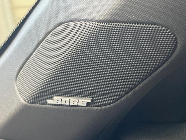 【BOSEサウンドシステム】メーカーオプションの高品位サウンドシステムを搭載。専用のチューニングが施された大小様々なスピーカーから良質なサウンドが奏でられ、臨場感あふれる音響空間を演出します。