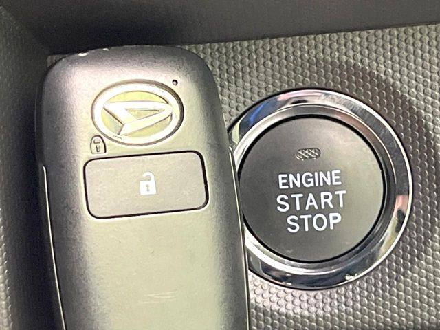 【キーフリーシステム】カバンやポケットに入れたままでもドアの施錠・解錠が可能なスマートキーを装備。エンジンのオン・オフ時もカギを取り出す必要が無いからとっても便利です♪