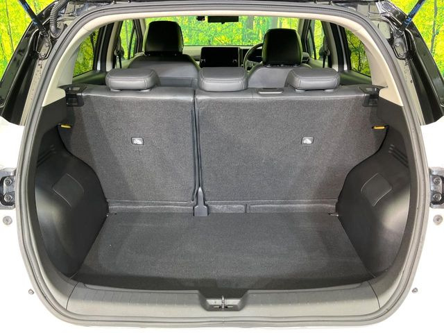 普段のお買い物や通勤、送迎等に十分な荷室スペースを確保しております。セカンドシートを倒すと、大きな荷物の積載も可能です♪