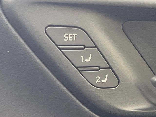 【メモリー機能付きパワーシート】ドライバーごとに設定したシート位置を記憶して、ボタン一つで切り替えできる便利な機能!運転する方が複数名いらっしゃるご家庭におすすめです♪