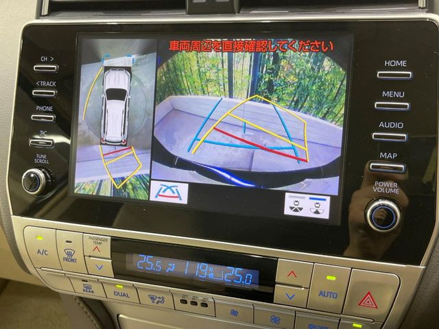 【パノラミックビューモニター】専用のカメラにより、上から見下ろしたような視点で360度クルマの周囲を確認することができます☆死角部分も確認しやすく、狭い場所での切り返しや駐車もスムーズに行えます。
