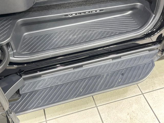 メーカーオプションの【ユニバーサルステップ】を装備。スライドドアと連動したステップにより、小さなお子様の乗り降りがし易くなります♪