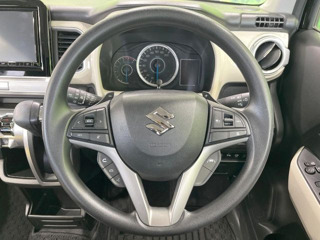 �C���e���A�ɍ��킹���f�U�C���̃X�e�A�����O�́A�^�]�������̂��Ƃ��l���A�^�]���₷���`��A�傫���ł��B�����x�A���ۂɐG���Ă��m���߂��������B