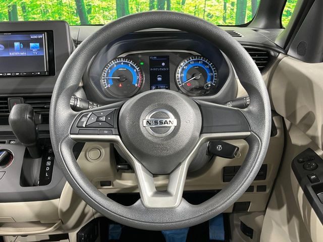 �C���e���A�ɍ��킹���f�U�C���̃X�e�A�����O�́A�^�]�������̂��Ƃ��l���A�^�]���₷���`��A�傫���ł��B�����x�A���ۂɐG���Ă��m���߂��������B