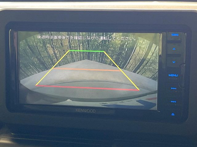 【バックカメラ】駐車時に後方がリアルタイム映像で確認できます。大型商業施設や立体駐車場での駐車時や、夜間のバック時に大活躍!運転スキルに関わらず、今や必須となった装備のひとつです!
