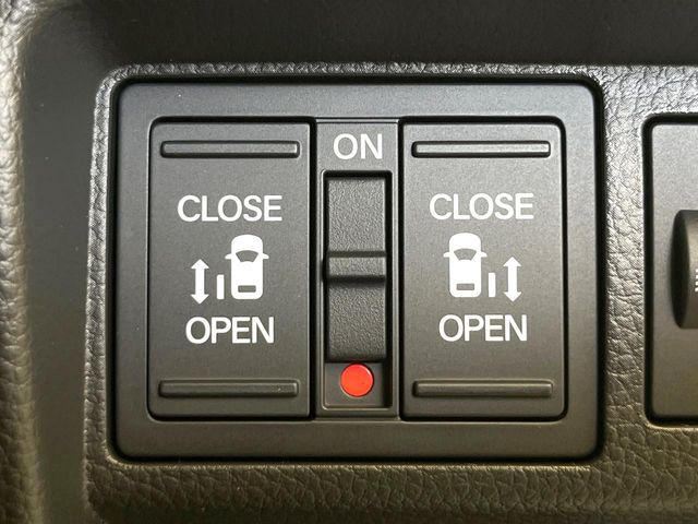 【両側パワースライドドア】スマートキーや運転席のスイッチで後席両側スライドドアの開閉が可能♪電動だから力を入れてドアを開ける必要が無く、小さなお子様でも簡単に開け閉めでき快適です♪