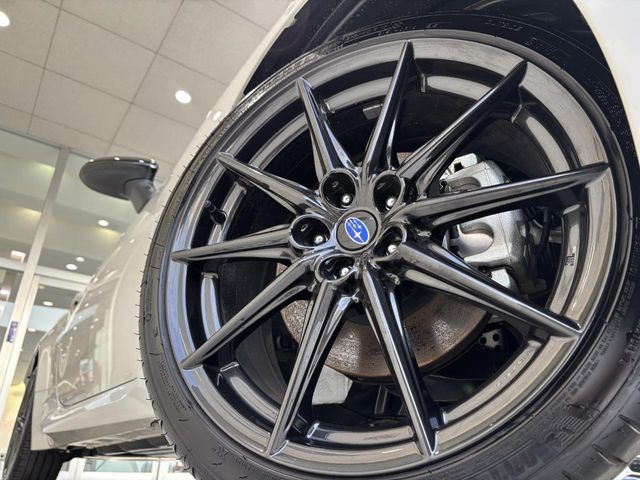 �y����18�C���`�A���~�z�C�[���z�O�ςɃ}�b�`���������A���~�z�C�[���𑕒����Ă���܂��B�e��ЊO�A���~�z�C�[����A�X�^�b�h���X�^�C�����戵�����Ă���܂��B���񂲑��k����������