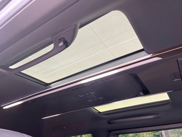 【パノラマルーフ】大型のガラスルーフ搭載で車内の解放感が一気にアップ!開放的なドライブをお楽しみいただけます。