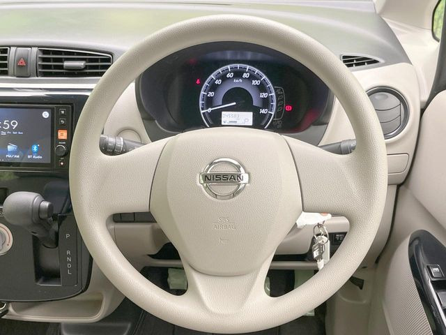 �C���e���A�ɍ��킹���f�U�C���̃X�e�A�����O�́A�^�]�������̂��Ƃ��l���A�^�]���₷���`��A�傫���ł��B�����x�A���ۂɐG���Ă��m���߂��������B