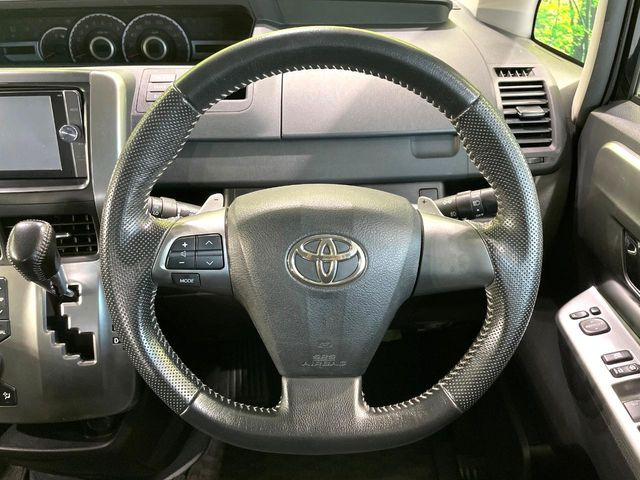 �C���e���A�ɍ��킹���f�U�C���̃X�e�A�����O�́A�^�]�������̂��Ƃ��l���A�^�]���₷���`��A�傫���ł��B�����x�A���ۂɐG���Ă��m���߂��������B