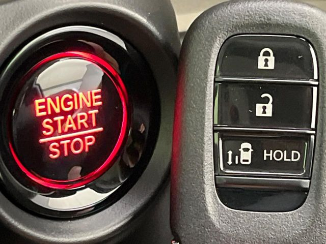 �yHonda�X�}�[�g�L�[�z�J�o����|�P�b�g�ɓ��ꂽ�܂܂ł��h�A�̎{���E�������\�ȃX�}�[�g�L�[�𑕔��B�G���W���̃I���E�I�t�����J�M�����o���K�v����������Ƃ��Ă��֗��ł���