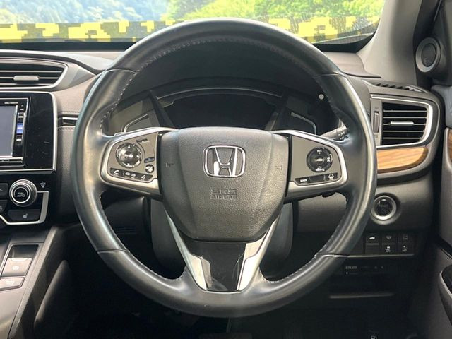 �C���e���A�ɍ��킹���f�U�C���̃X�e�A�����O�́A�^�]�������̂��Ƃ��l���A�^�]���₷���`��A�傫���ł��B�����x�A���ۂɐG���Ă��m���߂��������B