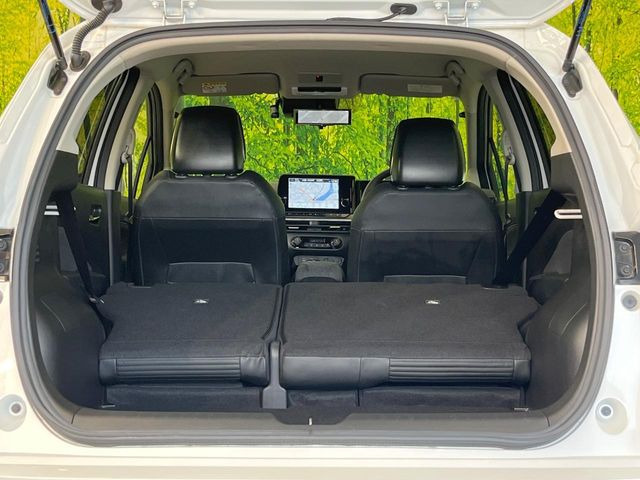 後席を格納すると、これだけの広さが!シーンに合わせたシートアレンジで、大きな荷物も積むことが出来ます♪