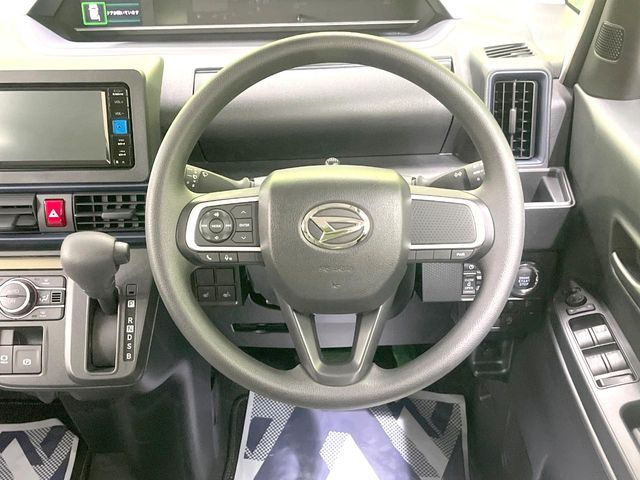 �C���e���A�ɍ��킹���f�U�C���̃X�e�A�����O�́A�^�]�������̂��Ƃ��l���A�^�]���₷���`��A�傫���ł��B�����x�A���ۂɐG���Ă��m���߂��������B