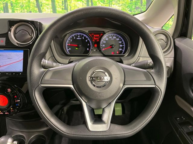 �C���e���A�ɍ��킹���f�U�C���̃X�e�A�����O�́A�^�]�������̂��Ƃ��l���A�^�]���₷���`��A�傫���ł��B�����x�A���ۂɐG���Ă��m���߂��������B