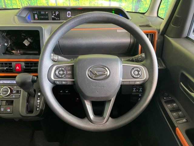 �C���e���A�ɍ��킹���f�U�C���̃X�e�A�����O�́A�^�]�������̂��Ƃ��l���A�^�]���₷���`��A�傫���ł��B�����x�A���ۂɐG���Ă��m���߂��������B