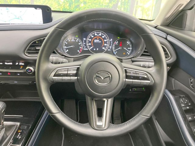 �C���e���A�ɍ��킹���f�U�C���̃X�e�A�����O�́A�^�]�������̂��Ƃ��l���A�^�]���₷���`��A�傫���ł��B�����x�A���ۂɐG���Ă��m���߂��������B