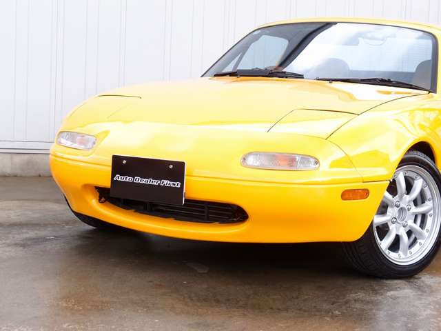 人気のロードスターカスタム車両の入庫!Vスペシャルをベースにサンバーストイエロー外装色に塗装を施し、ソフトトップは張替え済!ハードップ、RG車高調、ワタナベ15AWなど多数の高額パーツを装備