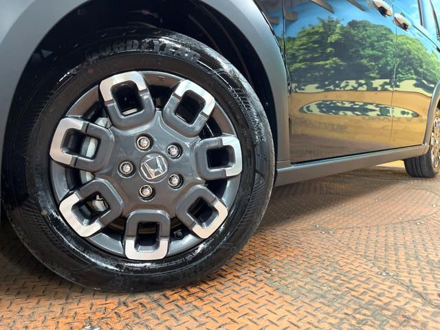 �y����15�C���`�A���~�z�C�[���z�O�ςɃ}�b�`���������A���~�z�C�[���𑕒����Ă���܂��B�e��ЊO�A���~�z�C�[����A�X�^�b�h���X�^�C�����戵�����Ă���܂��B���񂲑��k����������