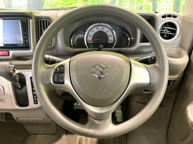 �C���e���A�ɍ��킹���f�U�C���̃X�e�A�����O�́A�^�]�������̂��Ƃ��l���A�^�]���₷���`��A�傫���ł��B�����x�A���ۂɐG���Ă��m���߂��������B