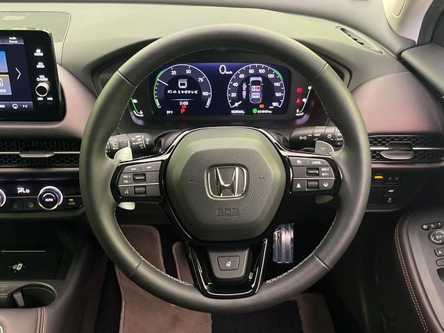 �C���e���A�ɍ��킹���f�U�C���̃X�e�A�����O�́A�^�]�������̂��Ƃ��l���A�^�]���₷���`��A�傫���ł��B�����x�A���ۂɐG���Ă��m���߂��������B