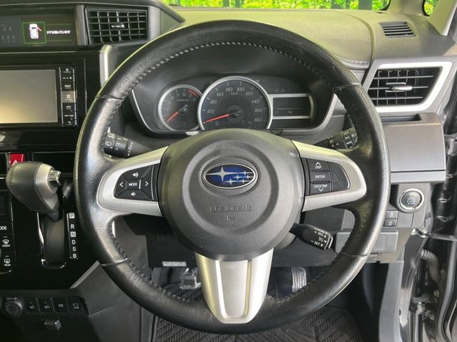 �C���e���A�ɍ��킹���f�U�C���̃X�e�A�����O�́A�^�]�������̂��Ƃ��l���A�^�]���₷���`��A�傫���ł��B�����x�A���ۂɐG���Ă��m���߂��������B