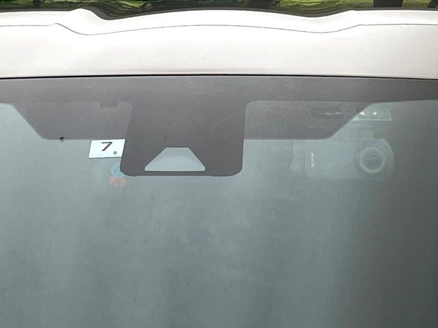 【トヨタセーフティセンス】走行中に前方の車両等を認識し、衝突しそうな時は警報とブレーキで衝突回避と被害軽減をアシスト。より安全にドライブをお楽しみいただけます。